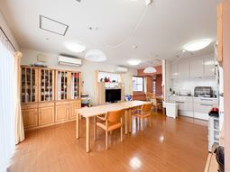 自然光が差し込むリビング