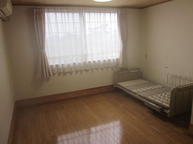 明るい居室 居室 木目調の床が暖かみを感じさせる明るい個室です。大きな窓から自然光が差し込みます。