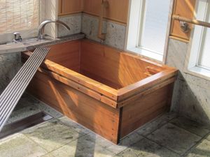 木製の浴槽がある浴室