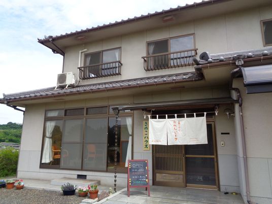 外観の玄関まわり  
