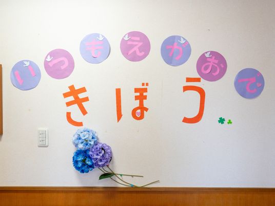 明るい壁飾りの廊下