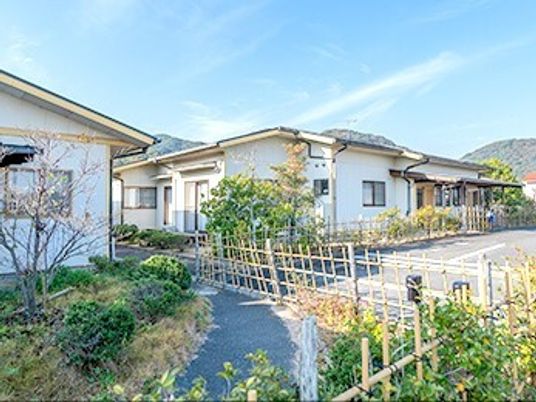 自然に囲まれた建物外観