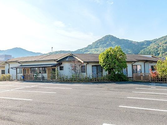 静かな山並みの一角にある一戸建て