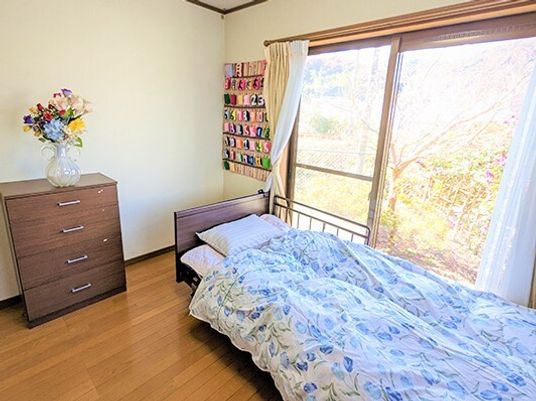 日差しの入る落ち着いた居室