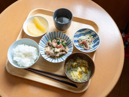 配膳された和食セット