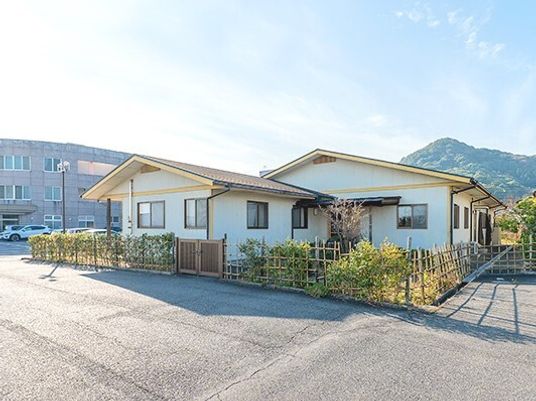 屋外から見た一階建て建物