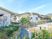 明るい日差しの中庭