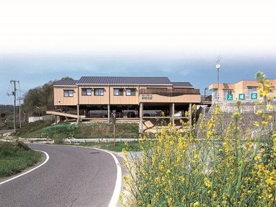 緑に囲まれた建物全景