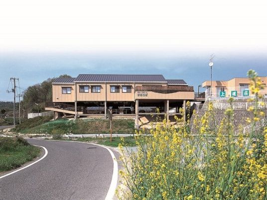 緑に囲まれた建物全景