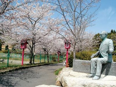 桜並木と銅像