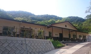 緑豊かな施設の外観