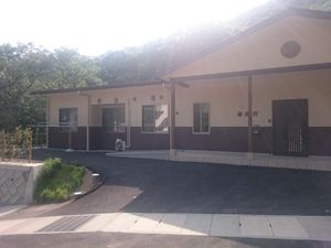 木に囲まれた建物の外観