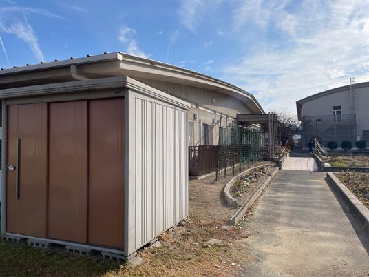 庭に面した建物の外観