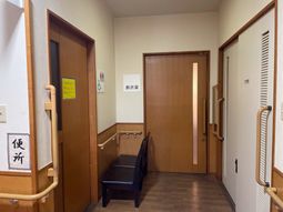 廊下と施設のドア