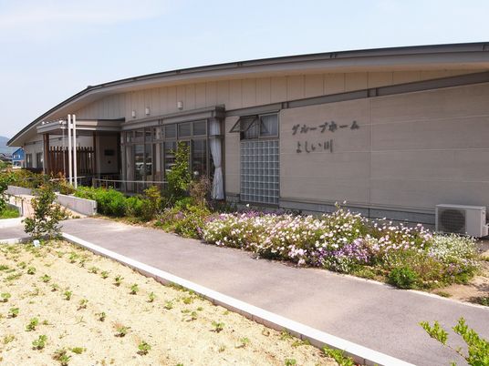 外観と花壇  