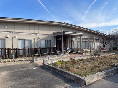 広々とした建物外観