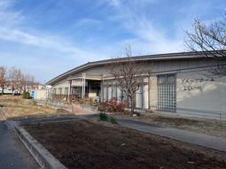 広い庭のある外観  