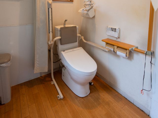 バリアフリートイレ設備 トイレ サポートバー完備のトイレスペースです。利用者の安全と快適さを考慮した設計になっております。