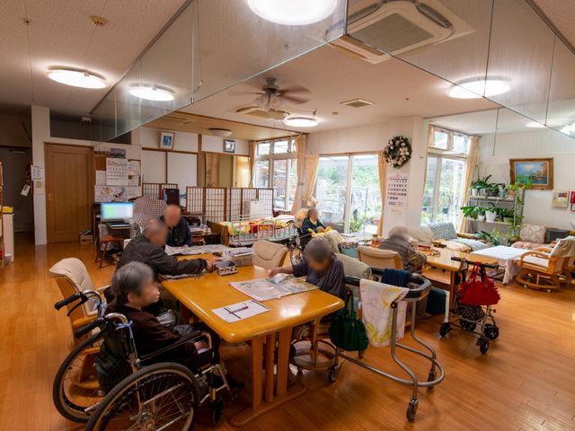 共有スペースの日常風景 共有スペース 広々とした食堂では、ご利用者がそれぞれの時間を過ごしており、落ち着いた雰囲気が感じられます。利用者間のコミュニケーションの場としても機能しています。