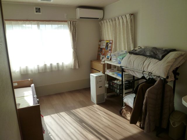 居心地の良い居室の一角 居室 日差しの柔らかい光が差し込む、穏やかな雰囲気の居室です。個人の趣味に合わせた小物で、自分らしい空間を演出できます。