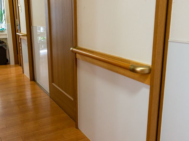 廊下の手すり付き扉 廊下 手すりが備わった扉は、安全に配慮された設計です。歩行支援が必要な方も安心して移動できるようになっています。