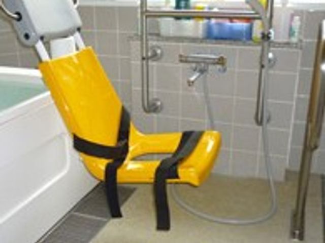 安全な入浴設備 浴室 バスタイムが快適に行える安全な設備が整っています。清潔さと安全性の両方に配慮された場所です。