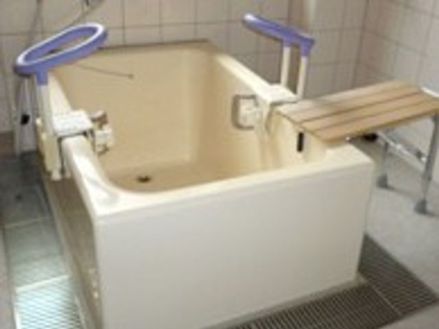 手すり付き浴槽 浴室 手すりが備えられており、安全に入浴できる設計になっています。リラックスした時間を提供します。