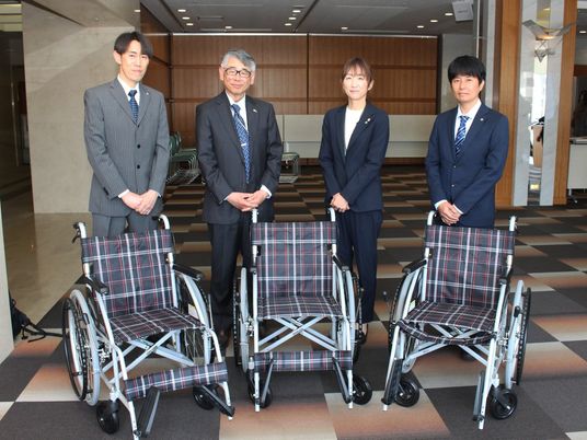 スタッフと車椅子のロビー  