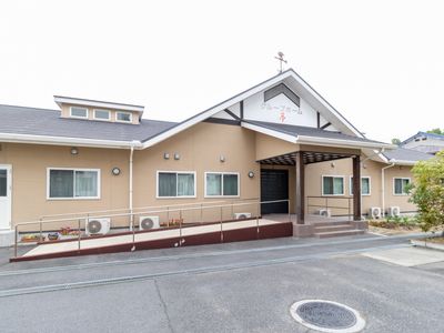 清潔感のある建物エントランス