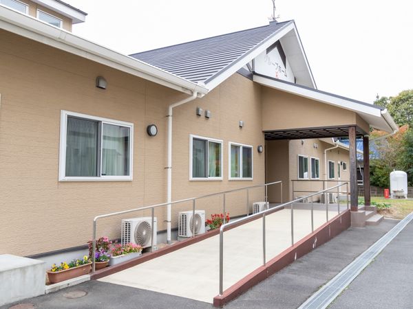 明るい外観の建物エントランス