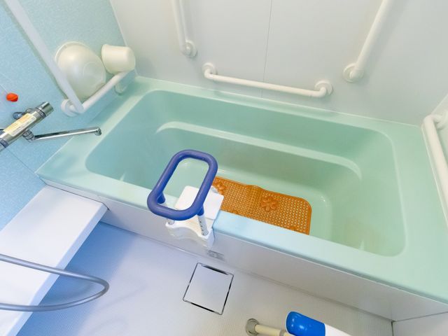 バリアフリーの配慮された浴室 浴室 安全に配慮された設計の浴室です。手すりや座面が設置され、安心してご利用いただけます。