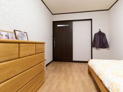 居室内のベッドとドア