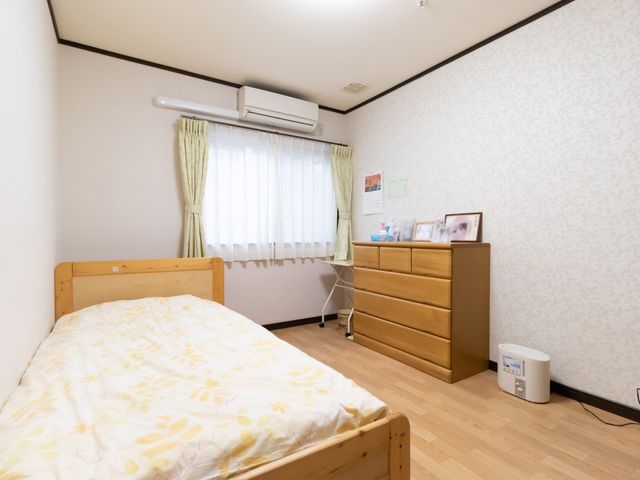 居心地の良い洋室 居室 広々とした明るい居室です。快適な個人スペースを確保し、安らげる環境が整っています。