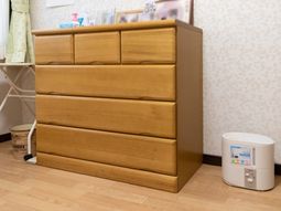 居室の家具と加湿器
