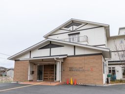 施設外観の正面入口