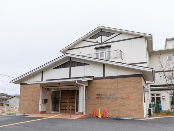 施設外観の正面入口