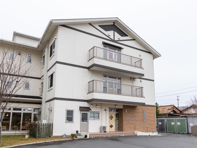 清潔な外観の建物 外観 清潔感があり、整備された外観の建物です。明るい雰囲気で迎える入口は、安心して毎日を過ごせる環境を予感させます。