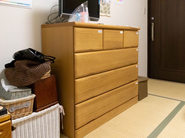 和室の居室コーナー 居室 ぬくもりある木製の家具が並んだ居心地の良い和室です。ご自身の荷物を整理しやすい収納スペースも確保されています。
