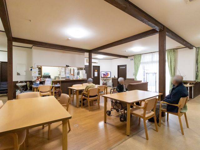 共有スペースの居心地の良さ 共有スペース ゆったりとした食堂では利用者が心地よい時間を過ごされています。この場所ではコミュニケーションも生まれやすいです。