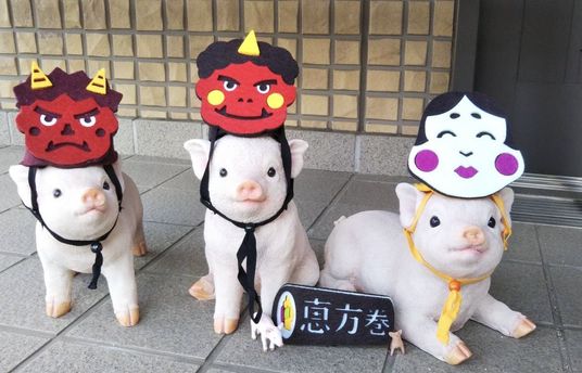 木々に囲まれた建物外観