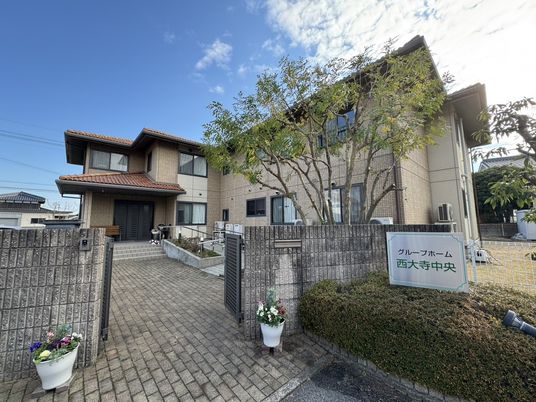 広い建物の外観