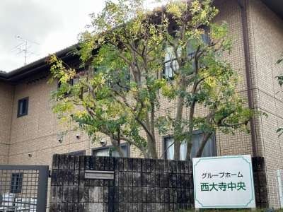 広い建物の外観