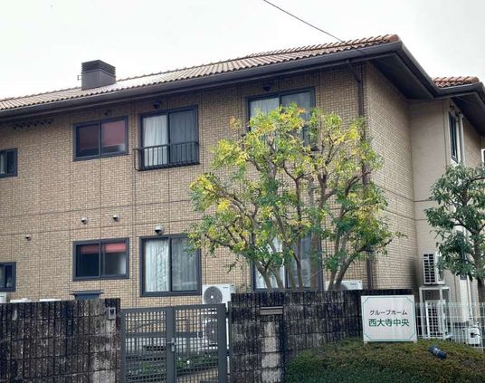 木々に囲まれた建物外観