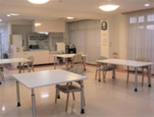 明るい共用ダイニング