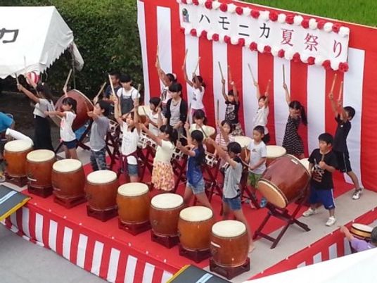 太鼓を叩く人々の集合