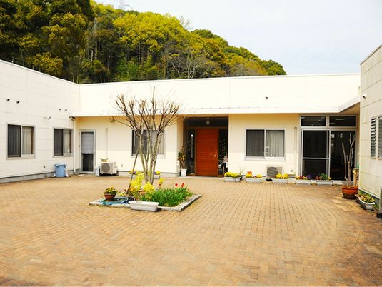 中庭のある建物外周  