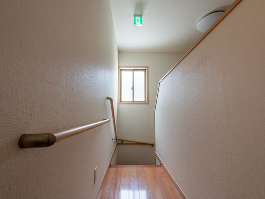 安全手すり付きの廊下