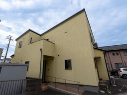 黄色い建物の外観