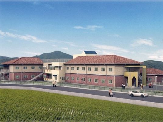 落ち着いた色の建物外観