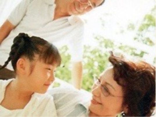 笑顔で対話する人々